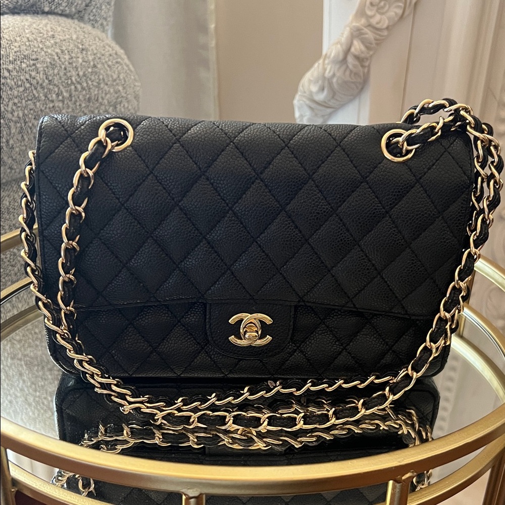 CHANEL Black Quilted Shoulder Bag with Gold Chain